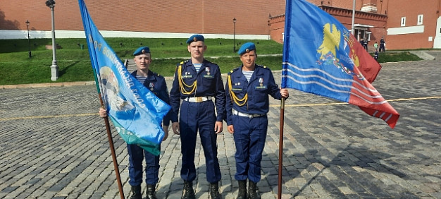 Воспитанники патриотического клуба из Фурманова прошли маршем по Красной площади
